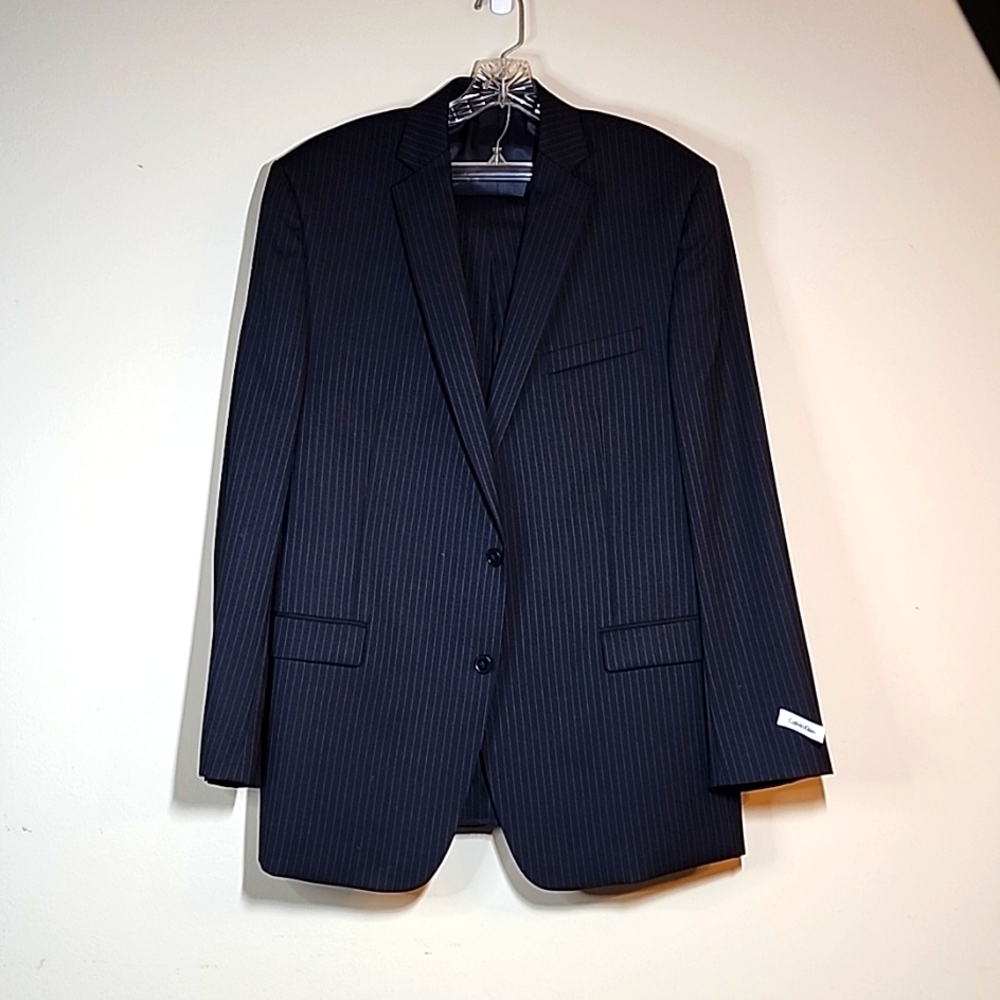 Calvin Kline Men Navy Blue pinstripe suit Size 46L  NEW NO TAG